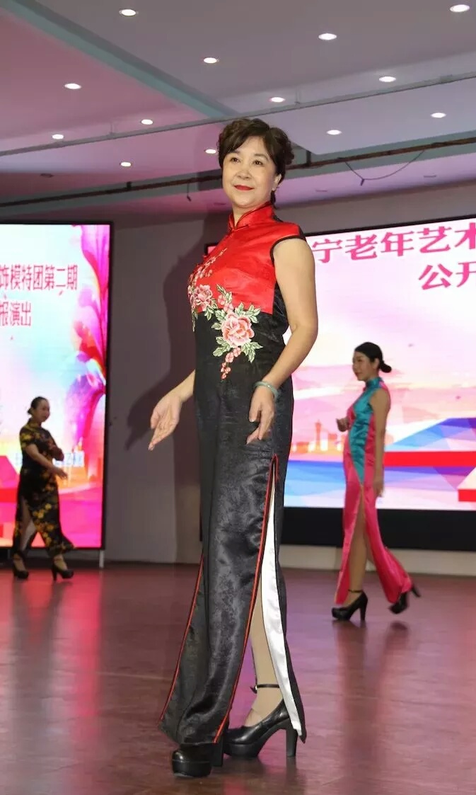 遼寧老年服飾藝術（shù）模特團第二期公開課匯報演出紀實