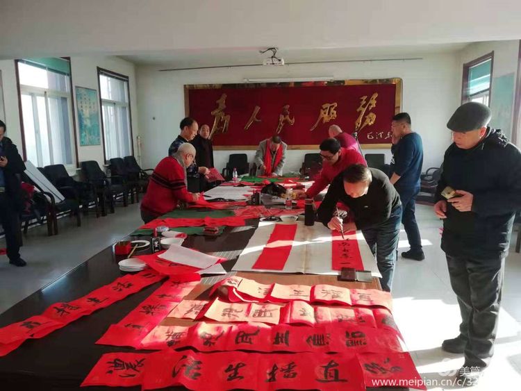 下鄉寫聯送福 墨寶飄香暖心 ——遼寧毛體開展“新春（chūn）送（sòng）福 文化下鄉”活動