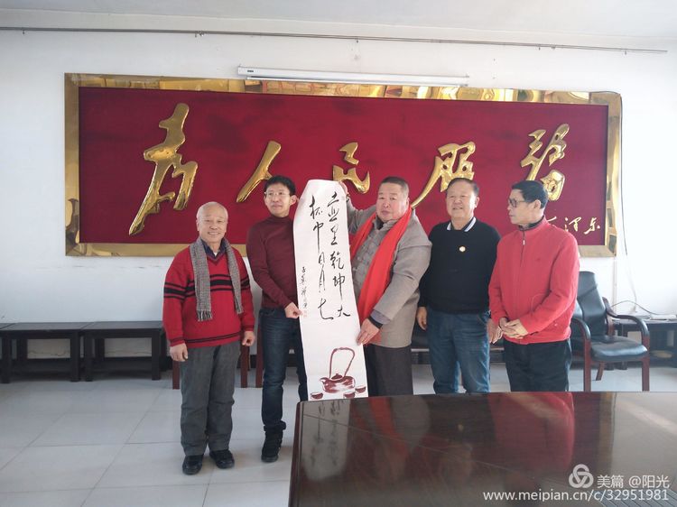 下鄉寫聯送福 墨寶（bǎo）飄香暖心 ——遼（liáo）寧毛體開展“新（xīn）春送福 文化下（xià）鄉”活動