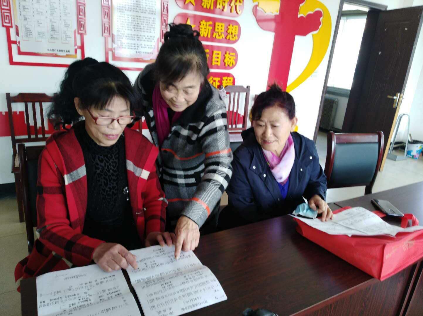 鍾情社區文化事業的田大媽       一一記大石橋市繁（fán）榮社區中老年藝術團團長田（tián）素華