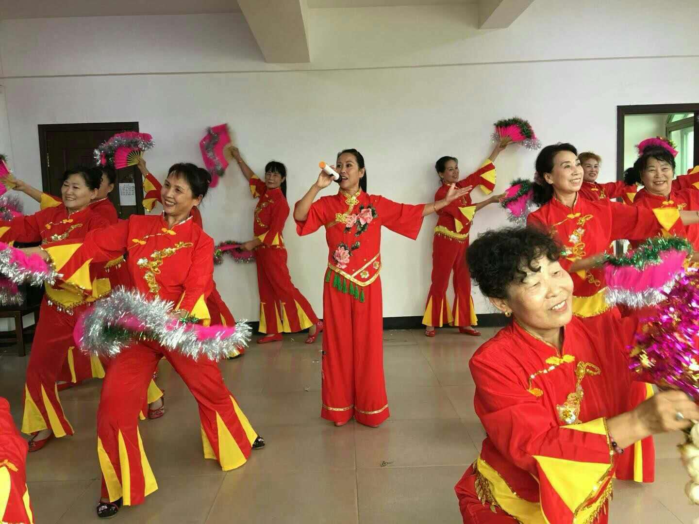 鍾情社區（qū）文化事業的田（tián）大媽       一一記大石橋市繁榮社區中老年藝術團團長田（tián）素華