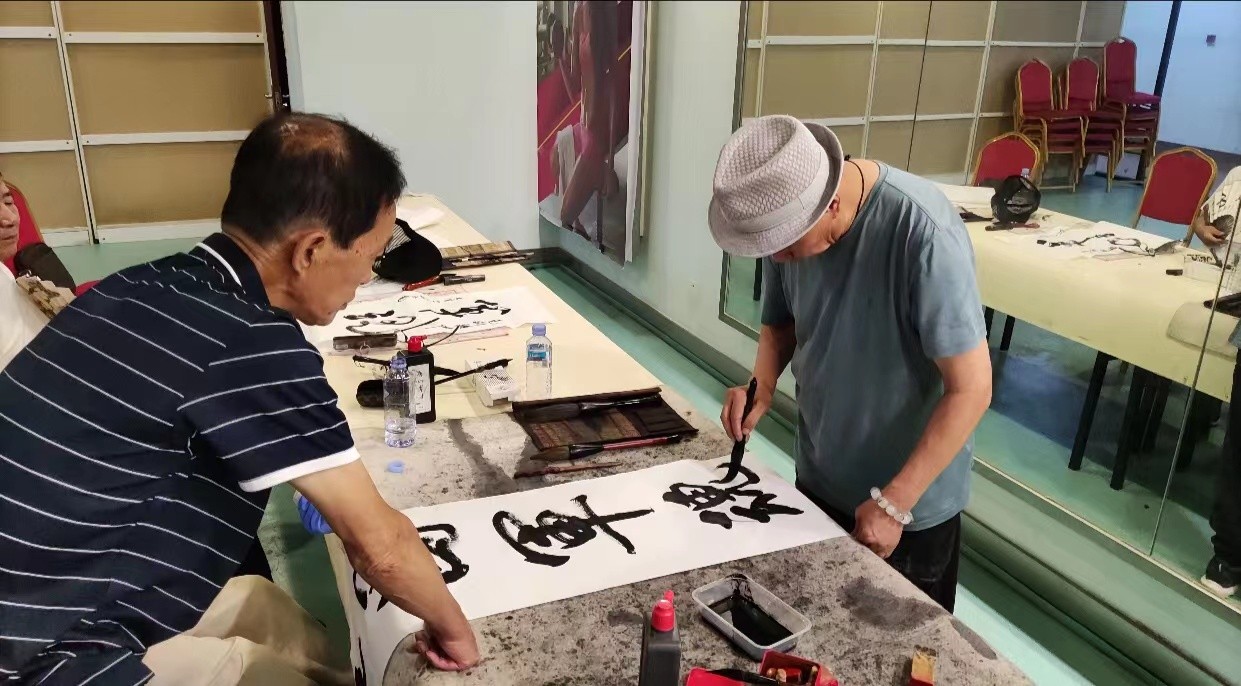 潑（pō）墨（mò）揮毫迎“八一”