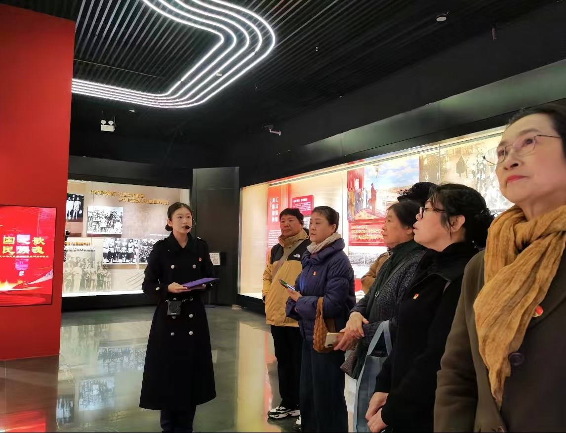 沈陽老幹部大（dà）學學員（yuán）黨員參觀（guān）“國之歌 民族魂”展覽