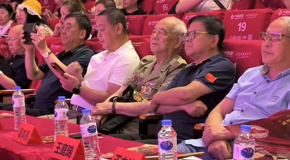 “追憶英雄 浩氣千秋”大型歌舞晚會在沈隆重（chóng）舉行