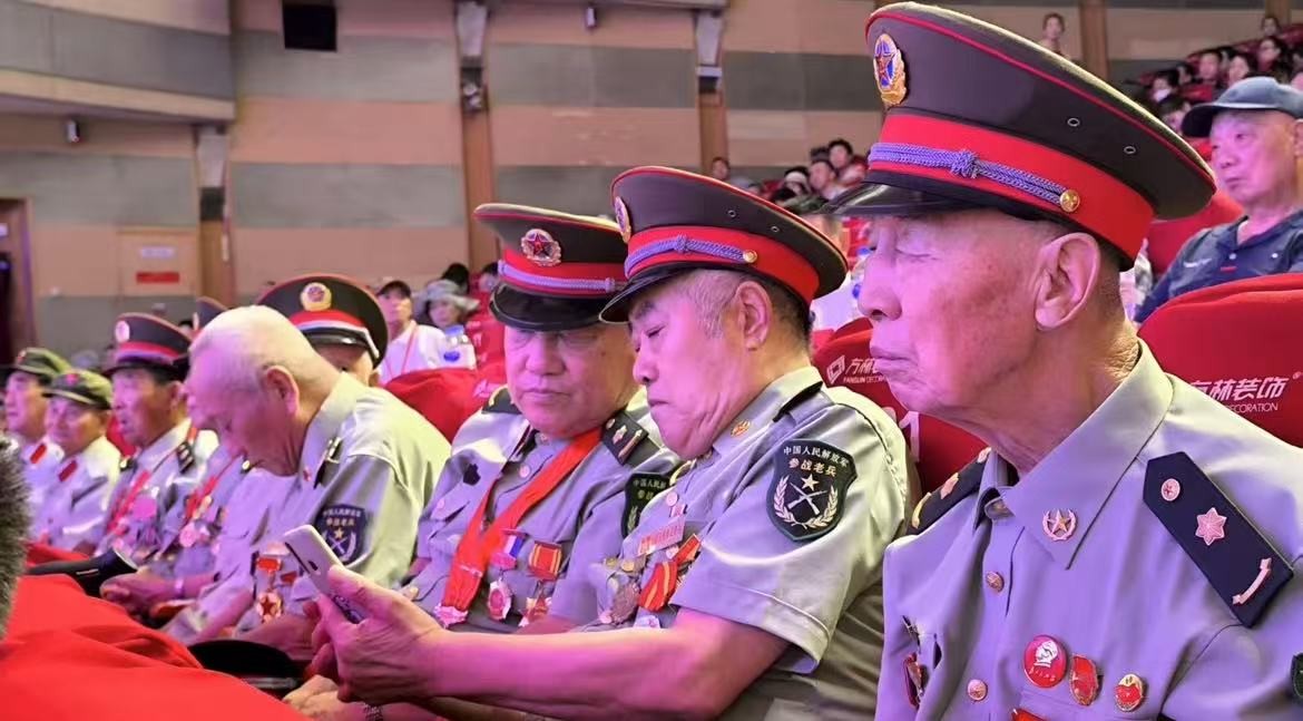 “追憶（yì）英雄 浩氣千秋”大型歌舞晚會在沈隆重舉行