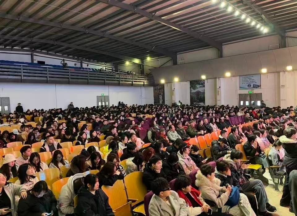 紅（hóng）色歌（gē）曲進校園  雷鋒精神駐我心—高校（xiào）思想政治課的新形式