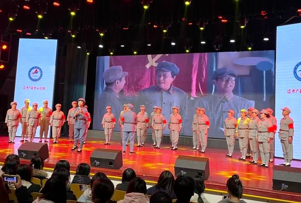 紅（hóng）色歌曲進校園  雷鋒精神駐（zhù）我心—高校思（sī）想政治課的新形式